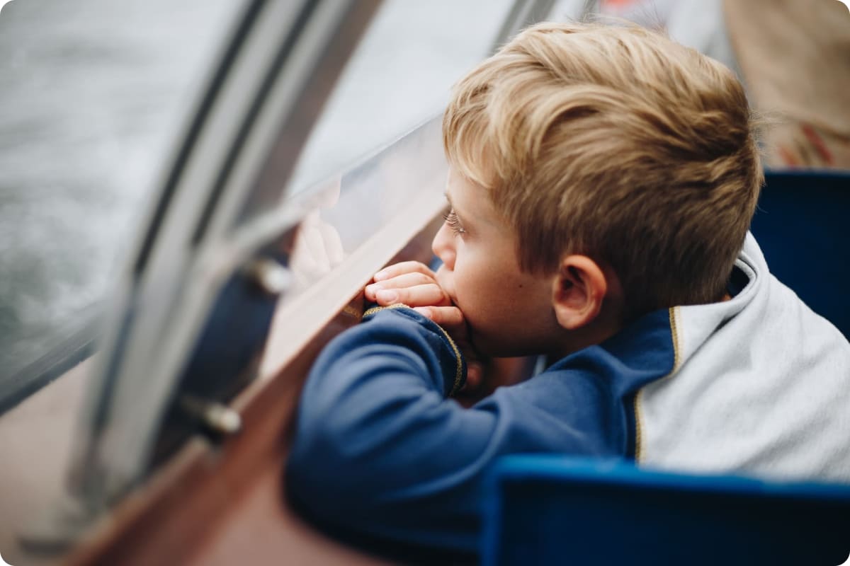 Titelbild ADHS Therapiematerialien: Junge schaut verträumt aus dem Fenster