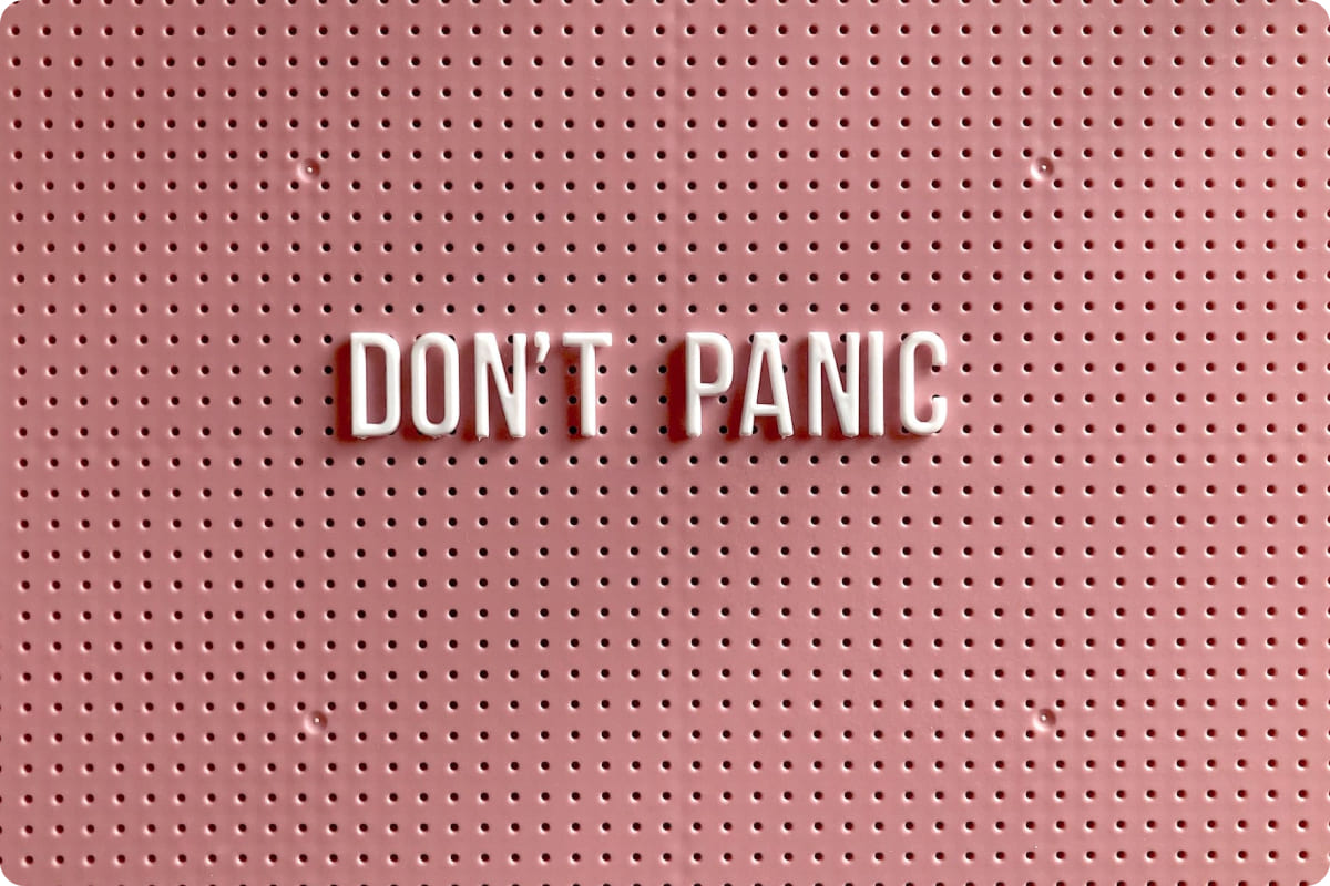 Titelbild mit Schriftzug "Don't Panic" symbolisiert Psychotherapiematerialien für Angsterkrankungen